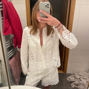 Vitt sett från zara  - Ett jättefint vitt oanvänt sett, som är perfekt inför studenten!! Köpt för 800 kr, och säljs för 650. Bud om det är fler som är intresserade!🤩