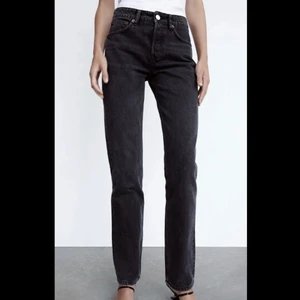 Zara mid rise - Säljer mina favoritjeans som är slutsålda från zara!!💕 säljer pga dom är för stora. bra skick, inget trasigt osv. 
