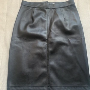 Skinn kjol - Säljer nu min ursnygga skinnkjol från Veromoda. Passar båda till vardagen och till uppklädda dagar. Kjolen går 5 cm över knäna men går att justera så att den kan bli båda längre och kortare. Den är i storlek S men skulle lika väl kunna passa storlek Xs. Priset går att diskutera😁