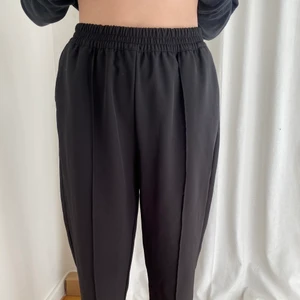 Kostymbyxor NA-KD  - Bekväma och stiliga kostymbyxor från NA-KD. Något små i modellen 