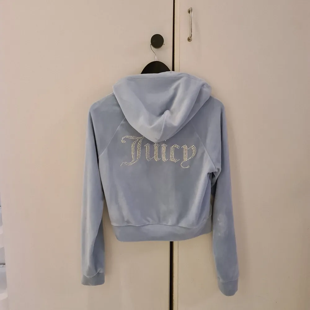 Säljer min juicy couture hooodie för den tyvärr blivit för liten. använd 1 gång. Stl M.  Köppde den för 1100 men säljer för 550. Kan mötas upp i kungälv och i Göteborg. Kan också skicka den via postnord. Farkt kostnaderna står inte jag för så blir 99kr extra på köpet med frakt . Hoodies.