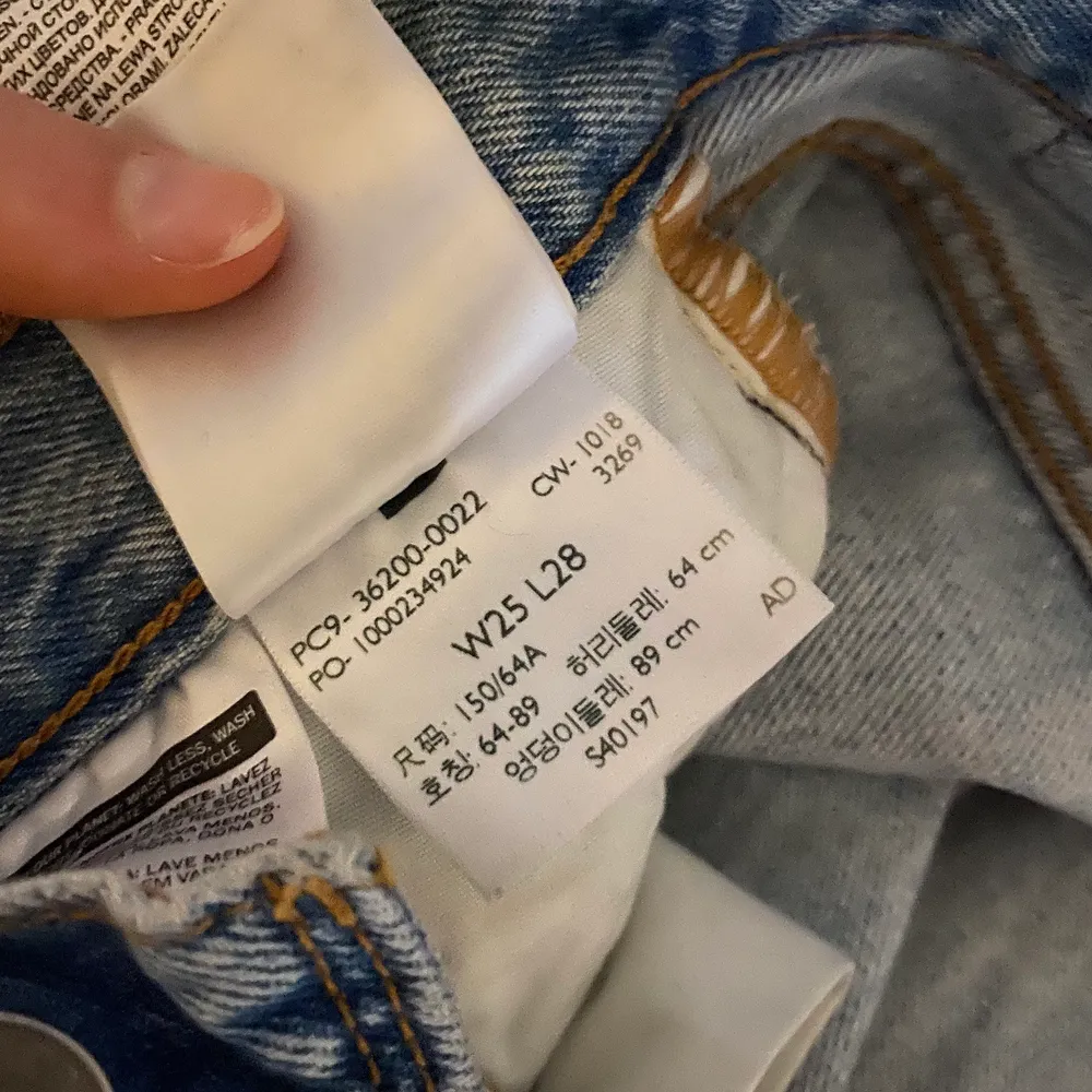 Riktigt snygga levis 501 jeans. Passar tyvärr inte mig längre och har älskat dem! De är i bra skick och använda varsamt. Jag är 162 cm🤍🤍. Jeans & Byxor.