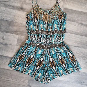 Färgglad playsuit  - Färgglad playsuit med guldpaljetter upptill 🌼