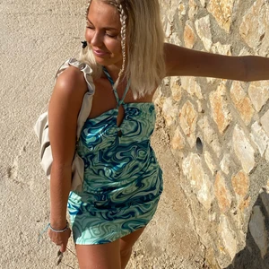 Grön blå klänning - Super fin och somrig klänning!! Endast använd enstaka gånger💓💓 säljer pågrund av utrensning