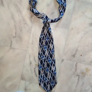 Enrico Guccini Slips - Enrico Guccini Slips i vackert motiv och bra kvalitet i 100% Silke.                 Använd 2 ggr, dock som ny.                             Köptes för 2699:-                                 Alla bud är välkomna, dock ej skambud     Gratis Frakt 🛍️💌📦