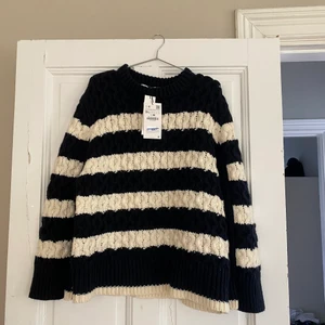 Stickad tröja - Stickad tröja från zara, nypris 560kr, helt ny! Skitsnygg oversized. Strl M-L funkar på xs-L beroende på önskad passform ❤️
