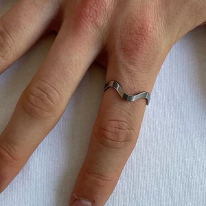 Ring - Wavy ring. Size: 21mm. Fri frakt. Rostfritt material. Följ oss gärna på instagram: ring.butiken 