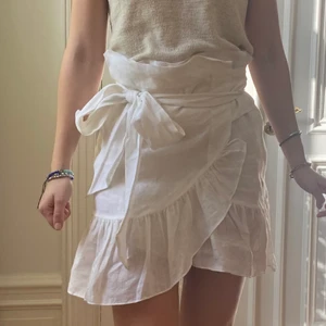 Kjol från Isabel Marant Etoile  - Jättefin omlottkjol med knyt från Isabel Marant Etoile. Kjolen är använd vid flera tillfällen men är i bra skick. Materialet är 100% lin. Jag kan mötas upp i centrala Stockholm eller så får köparen stå för frakt. Hoppas att någon finner lika stor glädje i plagget som jag har haft!❤️