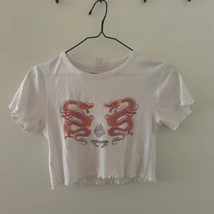 Vit topp - Vit topp med snyggt tryck, storlek S. Bra skick. Passar inte längre mig. 