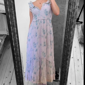 Klänning - Otroligt söt sommarklänning som jag hade till min studentskiva och endast använd då🦋 jag är 164 och klänningen slutar några cm från fötterna. Klänningen är från axlarna ned 126 cm lång❣️ strl 36 ✨ skriv för frågor eller fler bilder