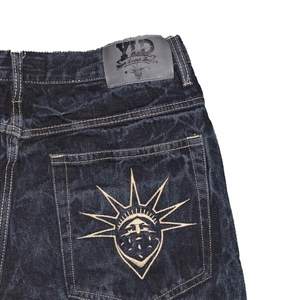 Dunder jeans från YLD (your local dealer) med fett najs broderier på bakfickan, midjemåttet är 96cm enligt sellpy där dom e köpta