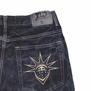 Your local dealer jeans - Dunder jeans från YLD (your local dealer) med fett najs broderier på bakfickan, midjemåttet är 96cm enligt sellpy där dom e köpta