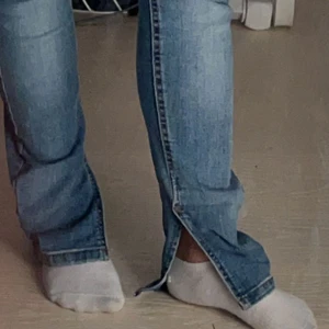 Blå lindex jeans med slits -  blå Midwaisth jeans med slits från lindex