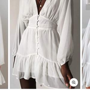 Säljer denna vita klänningen perfekt till studenten. Hade först tänkt ha den själv men köpte fel storlek och den är nu tyvärr slutsåld på hemsidan. Klänningen är i storlek S och är inte för kort på mig som är 170. Klänningen köptes för 799 kr och är helt oanvänd med prislappen kvar. Köparen står för frakten