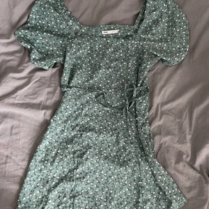 Klänning  - En jättesöt klänning från sinsay. Den är använd ett fåtal gånger och är i mycket bra skick! Frakt tillkommer:)