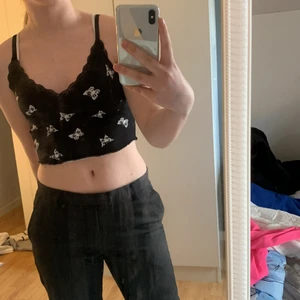 Topp från hm - Jättefin topp med fjärilar på från hm. Köparen står för frakt.