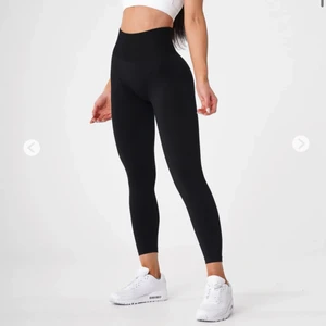 NVTGN black solid seamless leggings - Säljer ett par oanvända Nvgtn black solid seamless leggings pga för små. Storlek s och precis nyköpta. 