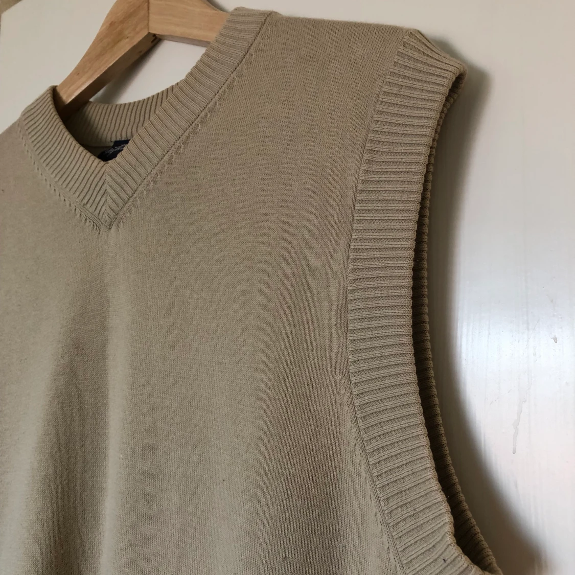 V-ringad beige väst - 90