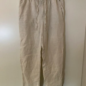 Linne byxor från HM - Köpta på HM förr förra sommaren, grymt skick och riktigt sköna linnebyxor i 100% linne. Inga skador och de blir som nya när man stryker dem.
