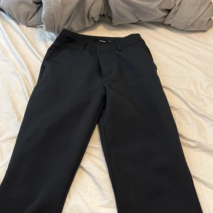 Kostymbyxor från bikbok - Säljer dom Klassiska kostymbyxorna från bikbok i Stolek Xs, använda några enstaka gånger,