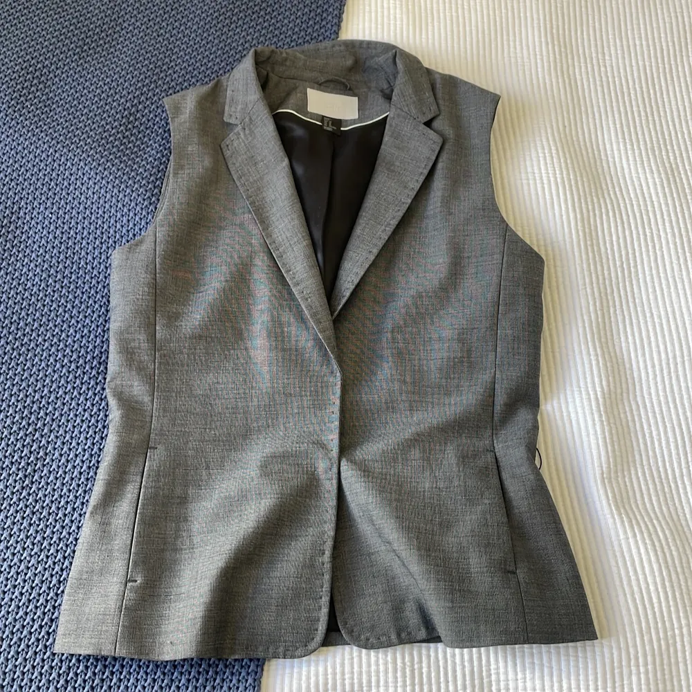 Väst från HM i storlek 40. Jag som är storlek S passar den men sitter inte tajt utan mer oversized.. Puvut & Bleiserit.