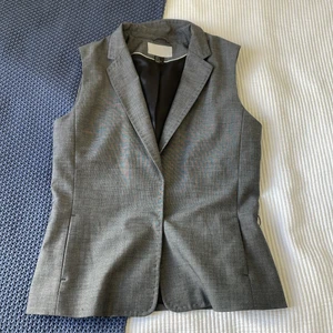 Väst  - Väst från HM i storlek 40. Jag som är storlek S passar den men sitter inte tajt utan mer oversized.