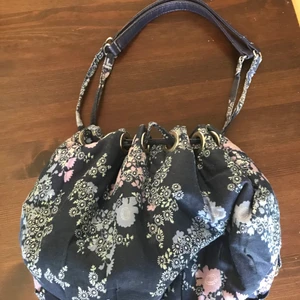 Cacharel handväska  - En marin blå blommig handväska med en liten ficka innuti! Passar perfekt om man bara ska ut på stan💙🌸