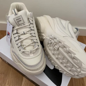 Fila skor - Säljer ett par beiga Fila skor då storleken inte passade mig. Dom är alltså endast provade! Storlek 37,5. Nypris 1000:- 