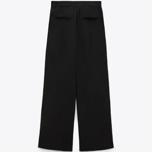 Zara kostymbyxor - Svarta zara kostymbyxor med hög midja och ett ganska tunt men skönt och mjukt material jämfört med vanliga kostymbyxors material. Lite åt det längre hållet då jag är 175cm och dom når ner till hälen på mig.