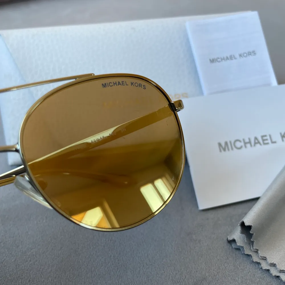 Snygga äkta Michael kors solglasögon, har bara legat och dammat så därav säljer jag dem. Nypris 2700:- men jag säljer dem för endast 499:- Passa på om du vill ha ett par schyssta solglasögon till sommaren! 🕶💓. Övrigt.