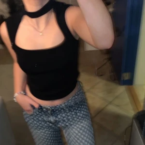 Zaratopp! - Säljer denna sjukt snygga topp som tyvärr inte är min stil! Endast använd en gång!