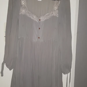 Superfin blus från  VILA - Tunn och skir blus i färgen beige/mullvad från VILA. Strl S/M. I perfekt skick. 