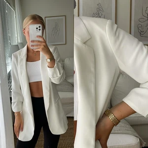Blazer från zara - Vit oversized blazer från zara med fina detaljer. Knappt använd.  Strl S, säljes för 200