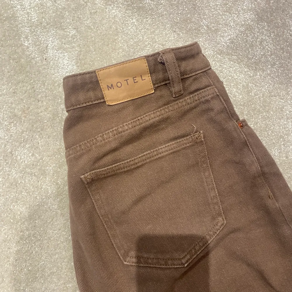 bruna jätte sköna jeans ifrån Motel rocks🤎använda men i bra skick (lite overzise). Jeans & Byxor.