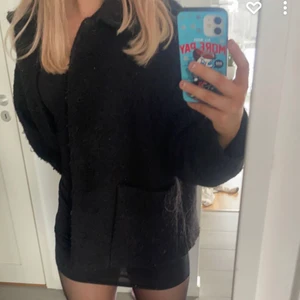 Monki kappa - Skitsnygg svart kappa som är slutsåld💕fint skick💕 första bilden är egen