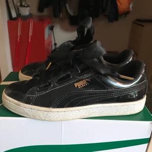 Svarta Puma basket hearts strl 38 - Svarta Puma basket hearts i strl 38 i bra skick perfekta till sommaren. Snörena som syns på den sista bilden ingår även. Lådan ingår även om så önskas. Köparen står för frakt alt mötas upp i Lund.