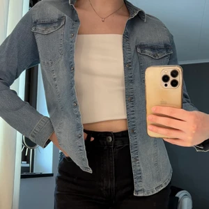 Jeansskjorta   - Helt oanvänd jeansskjorta från NOISY MAY i storlek S. 
