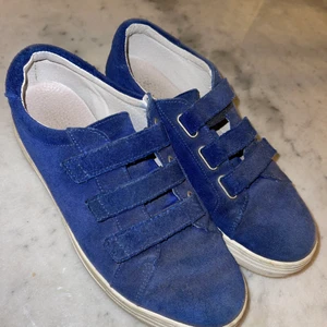J.Lindeberg sneakers - Blåa J.Lindeberg sneakers i mocka. Avända men i bra skick. Storlek 39. Kan skicka fler bilder om det önskas!