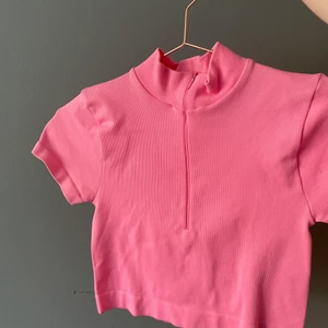 Rosa topp - Storlek xs, aldrig använd, från berskha OBS ANNONS KVAR= PLAGG KVAR