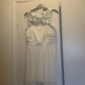 Klänning  - Vit klänning, använt 1 gång 