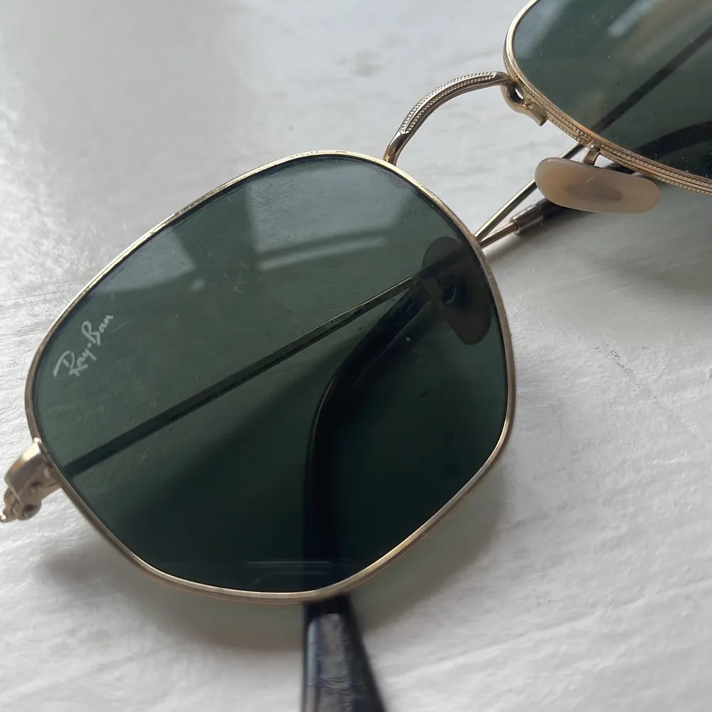 Ray-Ban solglasögon med mörk grönt/svart glas, ram i guld och sköldpaddsmönster. Säljer då jag inte använder dem längre. Mycket fint skick. Säljer vidare för 550Kr. 🌸 . Accessoarer.