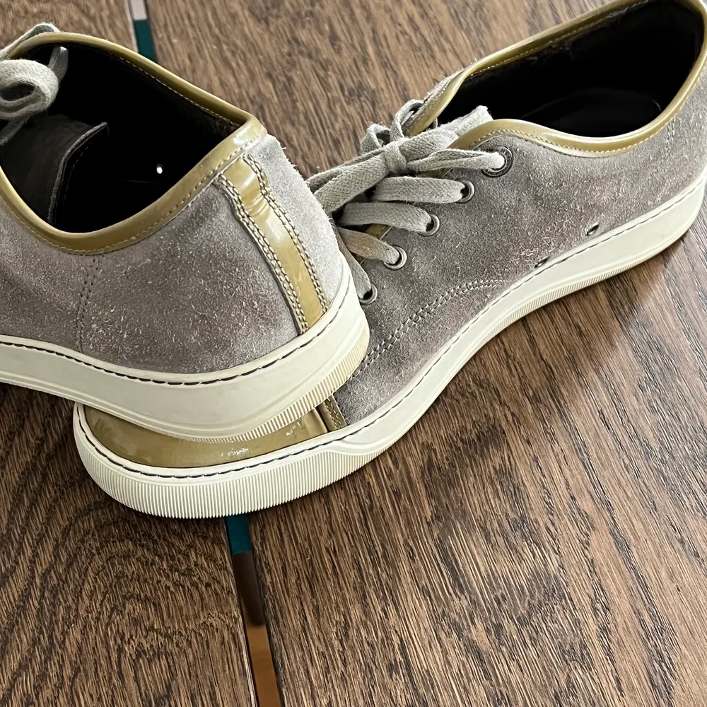 Lanvin Sneaker i grey light green patent . Använda men fint skick. Strl uk 7 (41) motsvarar ca 41/42 i vanlig sko. . Skor.