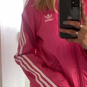 adidas jacka  - en snygg tun adidas jacka, jackan är i väldigt bra skick och har inga slitningar. säljer den då den inte kommer till användning. jackan är i storlek 40 men passar bra på mig som i vanliga fall har s. kontakta för fler bilder och mer information 