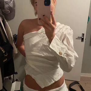 Vit offshoulder topp!  - Vit offshoulder topp från Zara! Säljs inte längre!