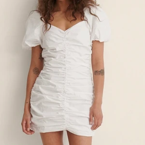 Klänning - Säljer denna superfina klänning, endast provad och lappen är kvar!! 