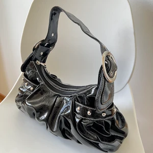 Y2k svart axelväska  - svider att sälja den här! En så nice festväska🥺💖 svart, lackad och lite silver detaljer! Bra skick förutom lite trådar som sticker ut på handtaget, skriv till mig om du undrar nått 💋💋
