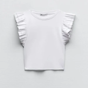 Vit zara topp - zara topp, endast testad men insåg att den var inte min stil, passar mig som brukar storlek S😍😍