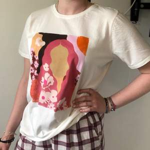 En t-shirt från Gina Tricot i storlek XL. Ett motiv med en kvinna och blommor på framsidan. Använd ett fåtal gånger. Frakt tillkommer📦