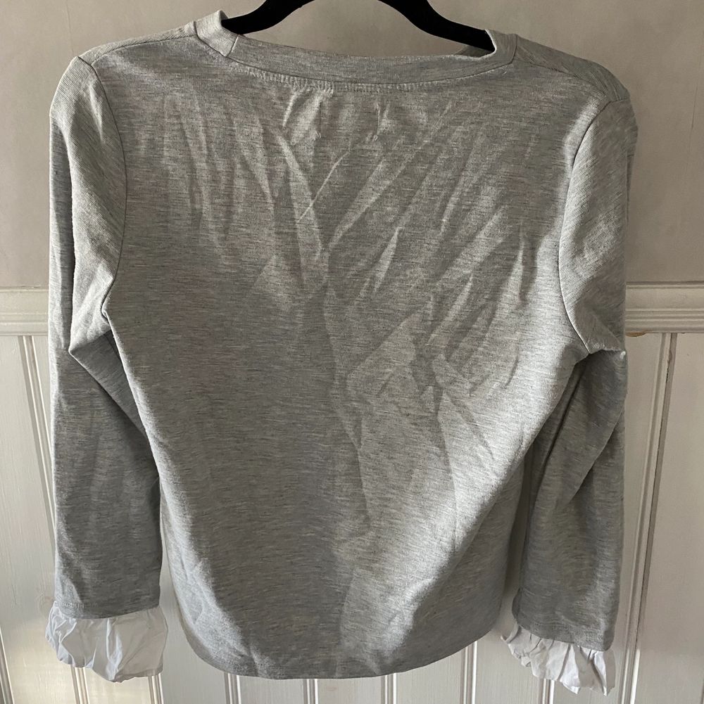 En grå tröja i bra skick från only med i slutet av ärmarna är det som i ärm slutet av en skjorta . Tröjor & Koftor.