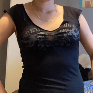 2000's Linne  - Svart v-ringat linne med glitter detaljer format som roros. Köparen står för frakten. 